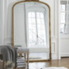 OMERA - Grand miroir rectangulaire en bois de paulownia doré effet vieilli 119x194 – Image 3